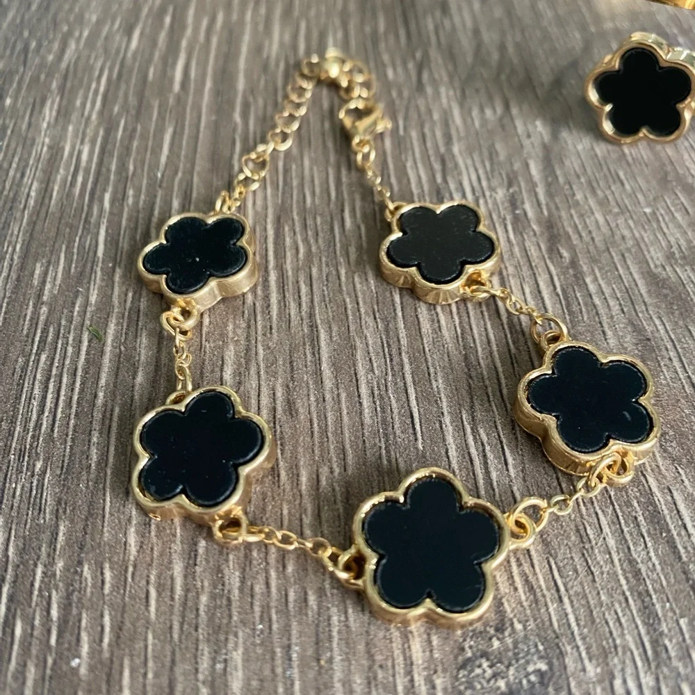 Elegant Black and Gold Clover  Floral Jewelry Set - Picture 3 of 11